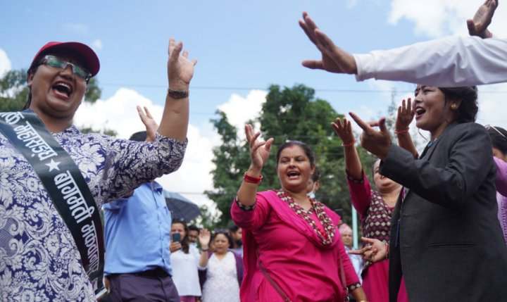 माइतीघर मण्डलदेखि बानेश्वरसम्म शिक्षकहरूकाे आन्दोलनसँगै  नाचगान