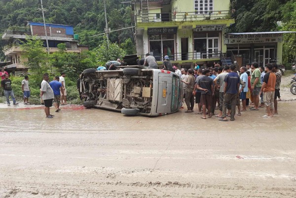 काठमाडौंबाट पोखरा जाँदै गरेको गरेको इभी माइक्रो बस धादिङमा दुर्घटना