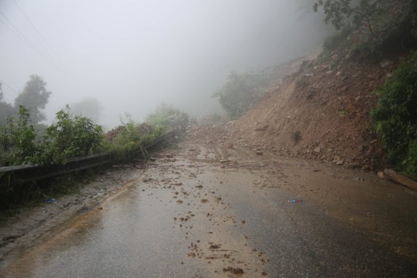 नागढुंगामा पहिरो खस्दा राजमार्ग अवरुद्ध