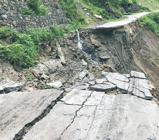 बाढीले मेलम्ची खानेपानी मुहान जाने सडक अवरुद्ध