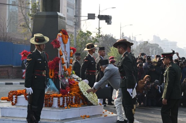 राष्ट्रपतिले गरे राष्ट्रनिर्माताकाे सालिकमा पुष्पहार अर्पण गरी सम्मान