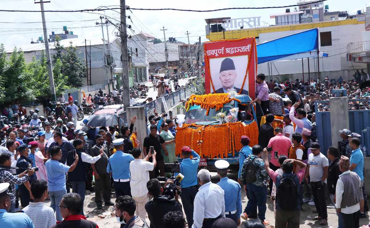 निवासबाट सुरु भयो अन्त्येष्टिका लागि नेम्वाङको शवयात्रा