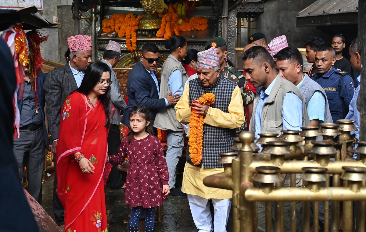 दक्षिणकाली दर्शनका लागि पुगे प्रथम महिला सबिता पौडेल र राष्ट्रपति पौडेल